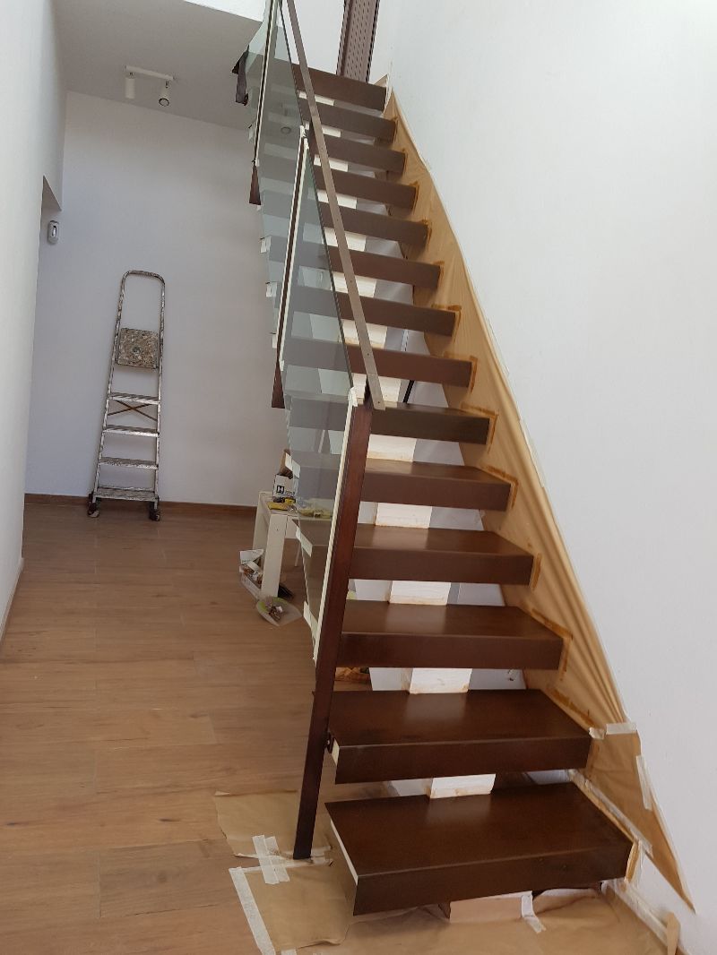 Escaleras de madera en vivienda